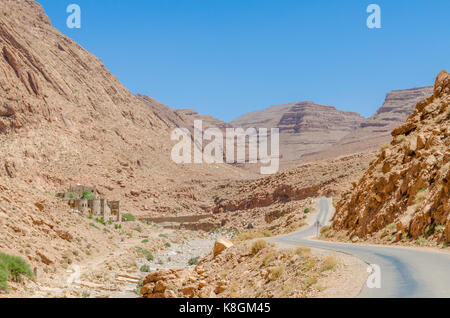 Route à travers des Gorges de Todra impressionnant dans les montagnes de l'atlas du Maroc, l'Afrique du Nord. Banque D'Images