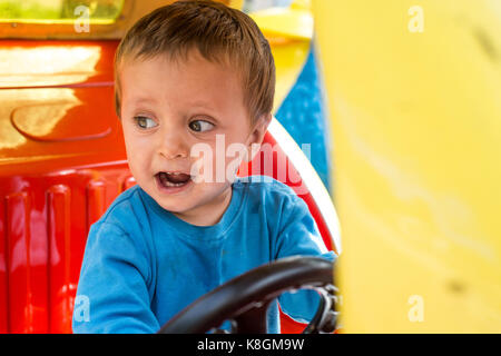 Jeune garçon petite voiture conduite Banque D'Images