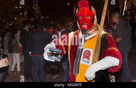 Quito, Équateur - décembre 09, 2016 : une des personnes non identifiées, habillé participant à la ville populaire diabla, célébrations avec des gens habillés comme diable danser dans les rues Banque D'Images