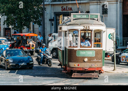 Lisbonne, Portugal - 09 août 2017 : voyage en tram 28 touristes au centre-ville de la ville de Lisbonne. Banque D'Images