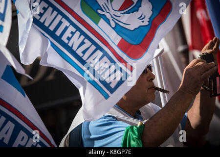 Rome, Italie. Sep 19, 2017. secrétaire de la ligue du nord Matteo Salvini répond aux manifestants de la police pénitentiaire, le 19 septembre 2017 à Rome, Italie. la police pénitentiaire (polizia penitenziaria) protestent à Rome pour obtenir de meilleures conditions de travail. Ils sont responsables de la loi et l'ordre dans le système pénitentiaire italien. crédit : andrea ronchini /pacific press/Alamy live news Banque D'Images