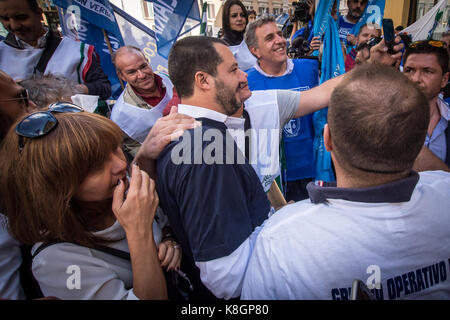 Rome, Italie. Sep 19, 2017. secrétaire de la ligue du nord Matteo Salvini répond aux manifestants de la police pénitentiaire, le 19 septembre 2017 à Rome, Italie. la police pénitentiaire (polizia penitenziaria) protestent à Rome pour obtenir de meilleures conditions de travail. Ils sont responsables de la loi et l'ordre dans le système pénitentiaire italien. crédit : andrea ronchini /pacific press/Alamy live news Banque D'Images