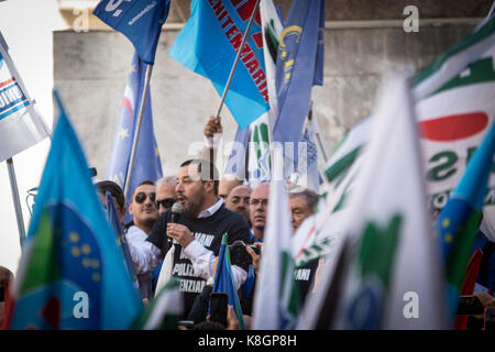 Rome, Italie. Sep 19, 2017. secrétaire de la ligue du nord Matteo Salvini répond aux manifestants de la police pénitentiaire, le 19 septembre 2017 à Rome, Italie. la police pénitentiaire (polizia penitenziaria) protestent à Rome pour obtenir de meilleures conditions de travail. Ils sont responsables de la loi et l'ordre dans le système pénitentiaire italien. crédit : andrea ronchini /pacific press/Alamy live news Banque D'Images