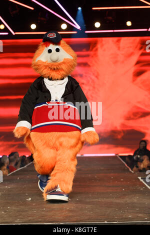 Montréal,Canada 24/08/2017 youppi, mascotte de l'équipe de hockey de la LNH les Canadiens de Montréal sur la piste de l'identité de Montréal fashion show Banque D'Images