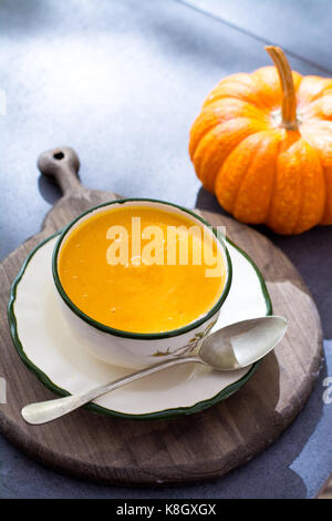 Crème de citrouille maison soupe de potiron gourde bouteille frais mûrs Banque D'Images