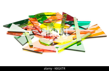 Les restes de vitraux colorés sur fond blanc. L'assurance accident / concepts en verre recyclé Banque D'Images