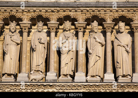 France, Paris, le détail de la sculpture sur pierre à l'avant de Notre Dame. Banque D'Images