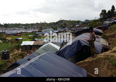 Des abris temporaires aux réfugiés musulmans rohingya sont vu balukhali au camp de réfugiés près de la ville de gumdhum au Bangladesh le 11 septembre, 2017 Banque D'Images