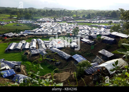 Des abris temporaires aux réfugiés musulmans rohingya sont vu balukhali au camp de réfugiés près de la ville de gumdhum au Bangladesh le 11 septembre, 2017 Banque D'Images