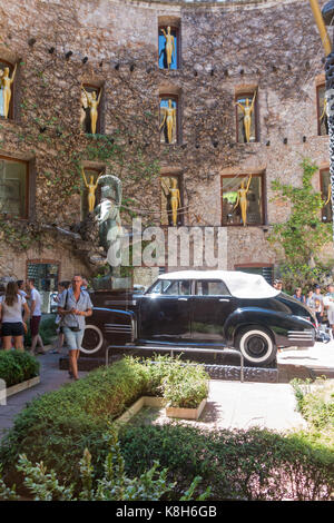 FIGUERES, ESPAGNE : la cour d'honneur du Musée Dali en Espagne. Le Dali Theatre et musée est un musée de l'artiste Salvador Dali dans Banque D'Images