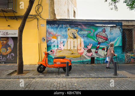 Valencia Espagne Barrio del Carmen, une femme âgée passe une murale colorée dans une rue dans le Barrio del Carmen, vieille ville de Valence, en Espagne. Banque D'Images