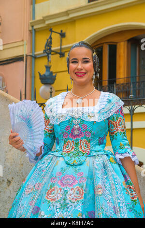 Costume traditionnel espagnol, portrait d'une jeune femme espagnole souriante portant une robe valencienne traditionnelle, Valence, Espagne. Banque D'Images