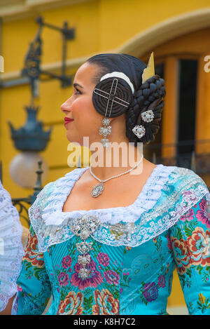 Femme Espagne traditionnelle, vue d'une jeune femme espagnole portant une robe valencienne traditionnelle, Valence, Espagne. Banque D'Images