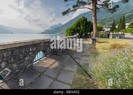 Angler mit langen angelruten an der mauer der seepromenade vente von marasinao am iseosee sale marasino, Lombardie, Italie Banque D'Images