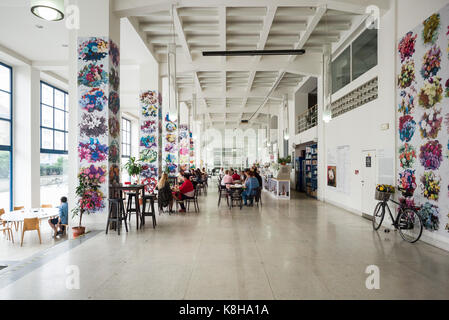 Prague. République tchèque. Jedna dans le Café Salon Palace (Veletrzní palác), le logement de la Galerie Nationale à Prague (Národní galerie v Praze). Banque D'Images