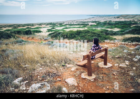 Couple sur la mer assis sur un banc, dans la belle vallée. Relax concept Banque D'Images