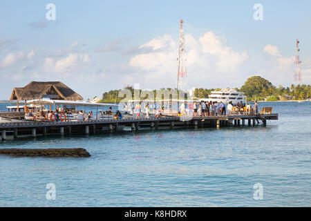 Maldives Resort - touristes arrivant par bateau à la jetée, Kuramathi Kuramathi island Resort, hôtel, les maldives Asie Banque D'Images