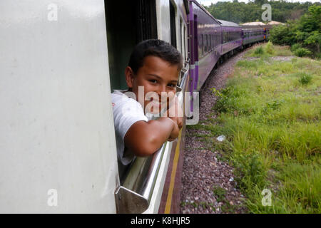 Garçon de 10 ans qui voyagent en train en Thaïlande. Thaïlande. Banque D'Images