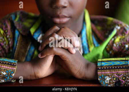 Dimanche matin messe catholique. jeune garçon en train de prier.. Lome TOGO. Banque D'Images