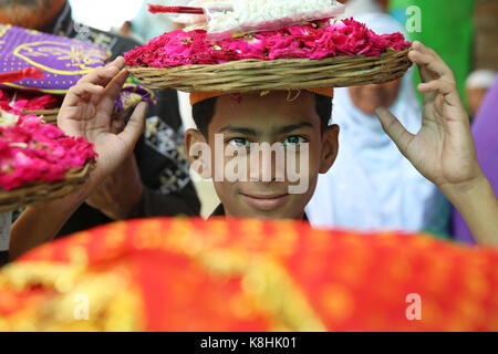 Ajmer dargah sharif, Rajasthan. boy carrying offres. L'Inde. Banque D'Images