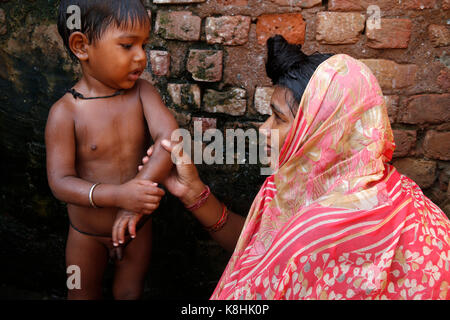 Les habitants des bidonvilles à vrindavan, Uttar Pradesh. L'Inde. Banque D'Images