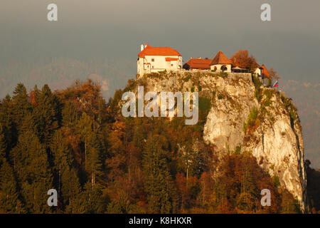 Vue rapprochée sur le lac de Bled à la falaise, château en tout c'est la gloire de l'automne, la Slovénie. Banque D'Images