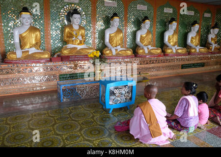 La Birmanie, Myanmar, Mandalay : famille priant dans la pagode de Umin Thounzeh, Hill Banque D'Images