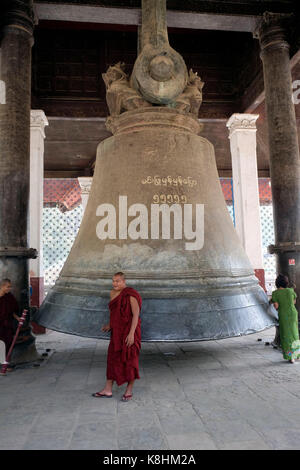 La Birmanie, Myanmar : le moine bouddhiste en face de la cloche de Mingun, l'un des plus gros timbre Banque D'Images