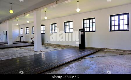 Salle de bains ou d'un lave-linge pour les prisonniers au camp de concentration de Dachau en musée du Mémorial, Dachau, Allemagne Banque D'Images