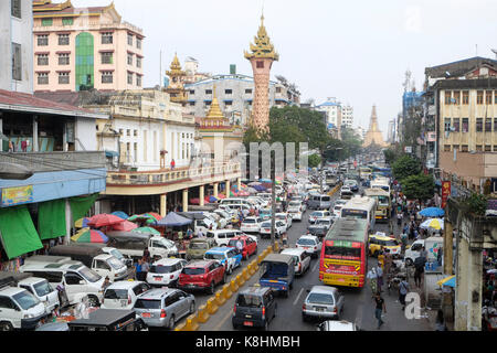 La Birmanie, Myanmar : le trafic et les embouteillages dans les rues de Rangoon. Banque D'Images