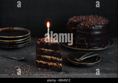 Gâteau au chocolat avec bougies d'anniversaire sur la table en bois Banque D'Images