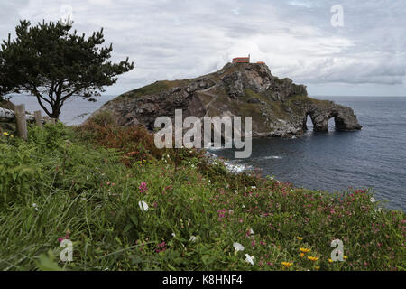 Vue panoramique de l'île au milieu de la chambre sur mer contre ciel nuageux Banque D'Images