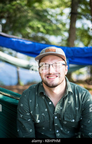 Homme heureux avec les yeux fermés en camping Banque D'Images