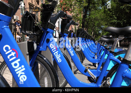 Stand des vélos dans l'East Village comme citibike le programme débute le Memorial Day, 27 mai, 2013 Banque D'Images