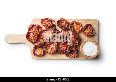 Les tomates séchés sel et isolé sur fond blanc. Banque D'Images