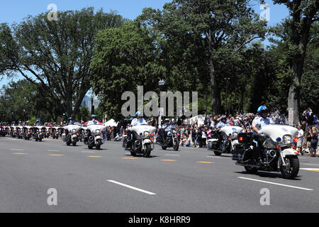 La Police moto balade le long de la Constitution Avenue à la 26e assemblée annuelle Rolling Thunder Run biker rally à Washington D.C. pendant le week-end du Memorial Day, 20 Banque D'Images