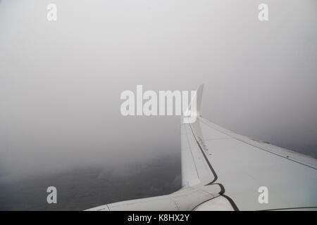 Vue de la fenêtre de l'avion dans de mauvaises conditions de vol non. La turbulence en vol. Banque D'Images