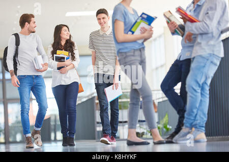 Les étudiants à l'université pendant la classe couloir pause Banque D'Images