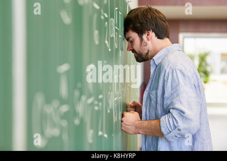 Étudiant frustré avec colère en calcul mathématique Banque D'Images