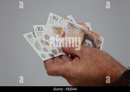 Un homme photographié tenant une nouvelle note de dix livres à son domicile de Chichester, West Sussex, UK. Banque D'Images