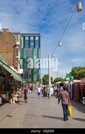 Le marché de Whitechapel Road avec le bâtiment moderne Idea Store en arrière-plan, Londres, Royaume-Uni Banque D'Images