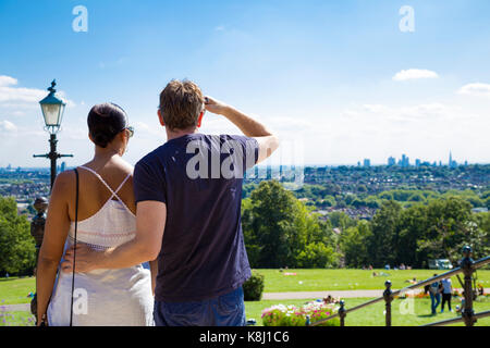 Couple à la ville de Londres à l'Alexandra Palace park sur une journée ensoleillée, London, UK Banque D'Images