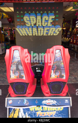 'Space Invaders' jeu vidéo rétro en salle de jeux électroniques, Pier Avenue, Clacton-on-Sea, Essex, Angleterre, Royaume-Uni Banque D'Images