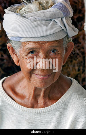 Indonésie. Bali. Île de Nusa Lembongan. Les habitants de l'île se sont spécialisés dans la culture des algues. Portrait d'une vieille femme indonésienne Banque D'Images