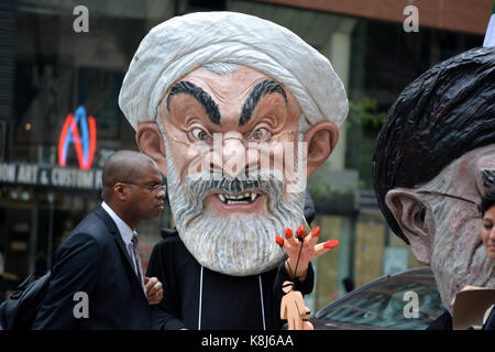 Les gens habillés comme le président iranien Hassan Rohani et ali hosseini khamenei au cours de l'assemblée générale des Nations unies à Manhattan. Banque D'Images