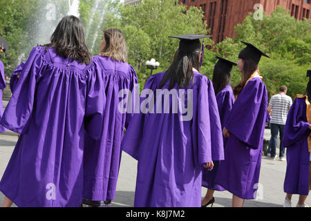 New York, NY, USA - 16 mai 2017 : les étudiants de l'Université de New York, à l'aide de capuchons et de blouses, de rassembler à Washington Square Park pour célébrer l'obtention du diplôme Banque D'Images