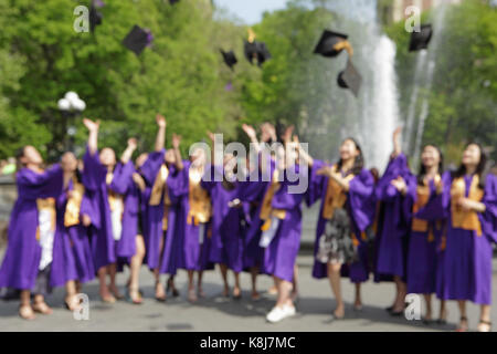 New York, NY, USA - 16 mai 2017 : Out of focus photo de nouveaux étudiants de l'Université York, en majuscules et des blouses, réunis à Washington Square Park Banque D'Images