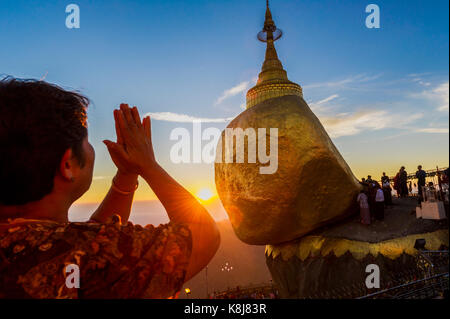Myanmar (anciennement Birmanie). Kyaiktiyo. Etat du Mon. site sacré du rocher doré. Femme priant Banque D'Images