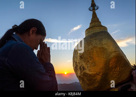 Myanmar (anciennement Birmanie). Kyaiktiyo. Etat du Mon. site sacré du rocher doré. Femme priant Banque D'Images