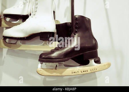 Deux paires de patins à glace à l'ancienne accroché au mur. Banque D'Images